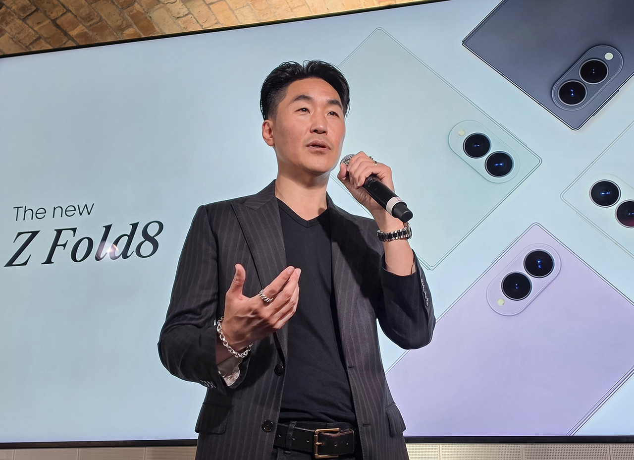 Hubert Lee, head of Samsung Electronics' Mobile eXperience design team, speaks at a Galaxy design media briefing in London on Thursday. (Samsung Electronics)