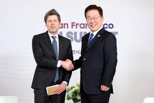 Altman eyes Korea as testbed for OpenAI’s first device