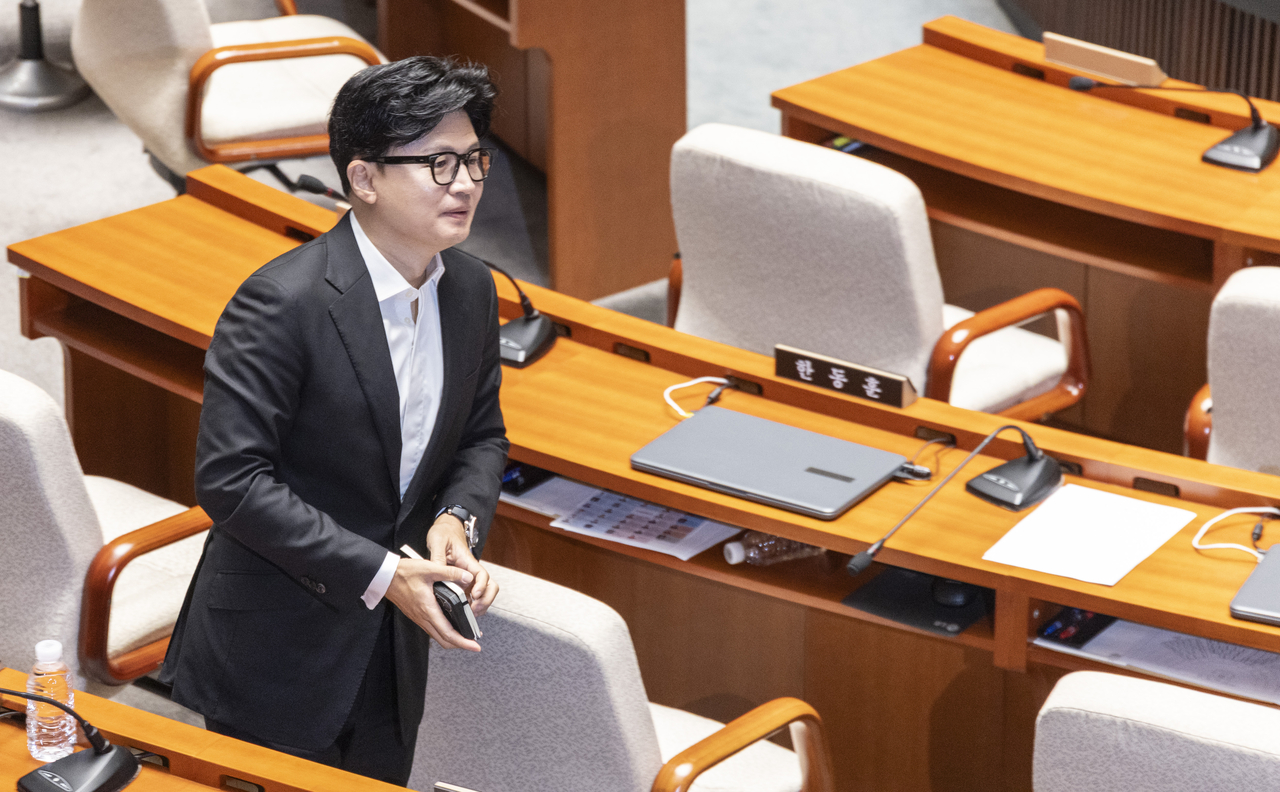 한동훈 무소속 의원은 28일 정부를 겨냥해 이재명 대통령 공소 취소가 무산될 경우에 대비해 이 대통령 연임 개헌을 준비하고 있다며 독재로 가는 길이라고 비판했다. 한 의원이 24일 국회에서 열린 예산결산위원회 전체 회의를 마친 뒤 회의장을 빠져 나가고 있다. [연합]