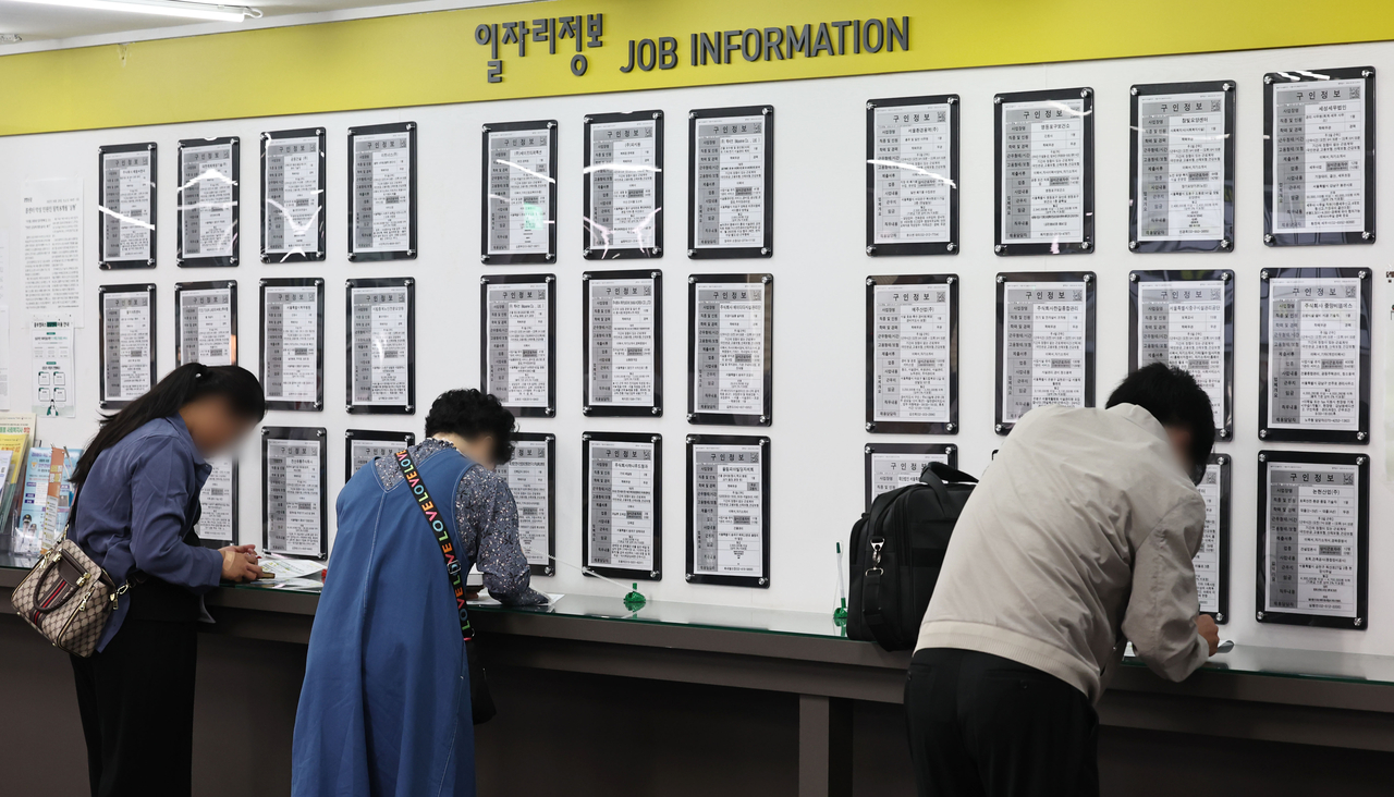 A job listings board at the Seoul West Employment and Welfare Plus Center in Mapo-gu, Seoul [Yonhap]