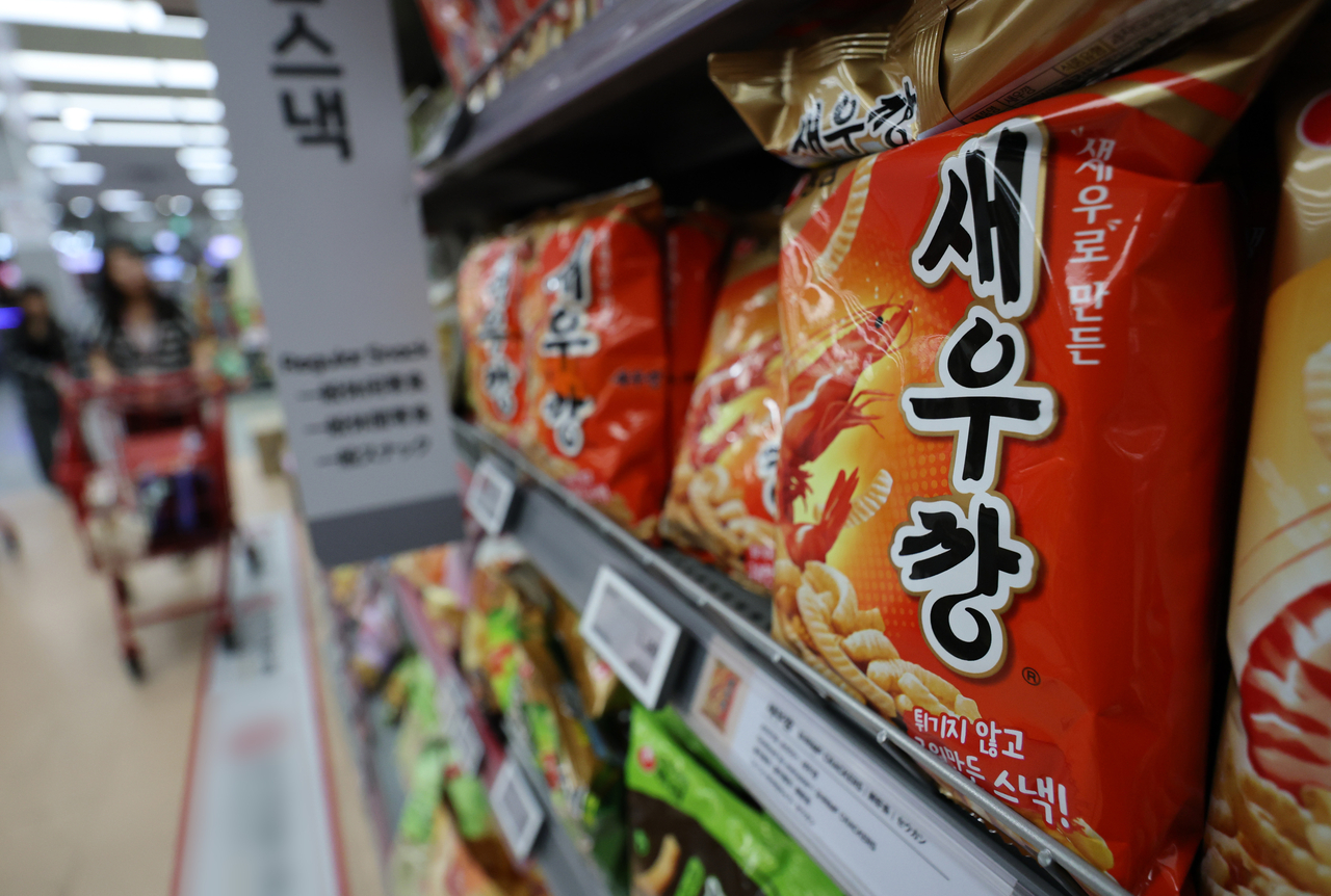 서울시내 한 대형마트에 진열된 새우깡. [연합]