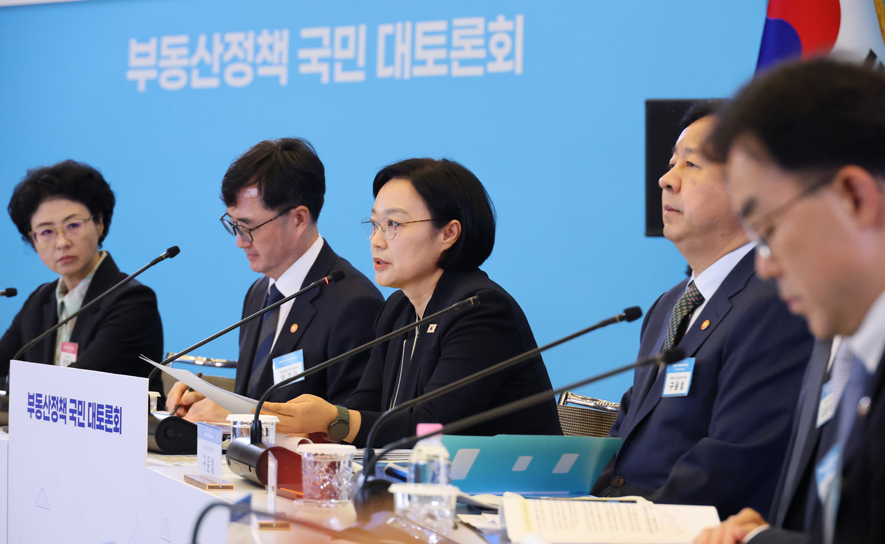 한성숙 (왼쪽에서 세번째) 국무총리가  27일 서울 중구 대한상공회의소 국제회의장에서 열린 부동산정책 국민 대토론회에 참석, 발언하고 있다. [연합]