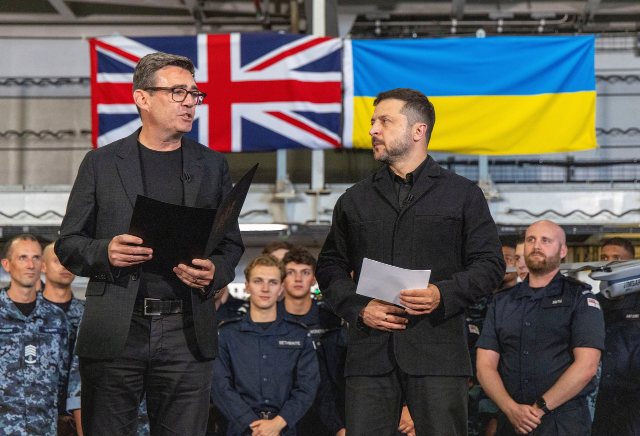 British Prime Minister Andy Burnham (left) and Ukraine's President Volodymyr Zelenskyy (right) talk during their visit to Portsmouth Naval Base in Portsmouth, Hampshire, UK, Monday. (Reuters-Yonhap)