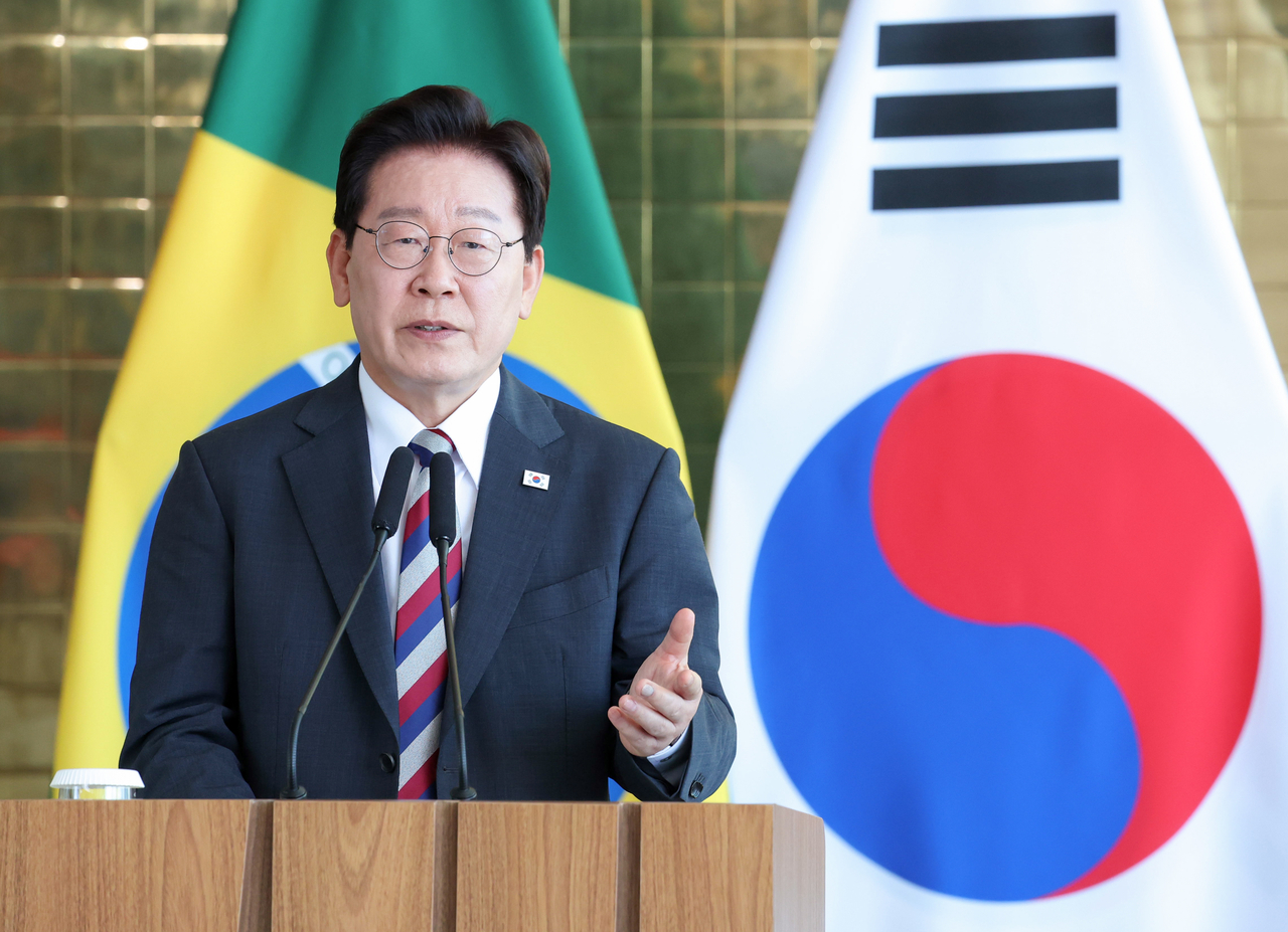 이재명 대통령이 27일(현지시간) 브라질리아 대통령관저에서 열린 루이스 이나시우 룰라 다시우바 브라질 대통령과의 한-브라질 공동언론발표에서 발언하고 있다. [연합]