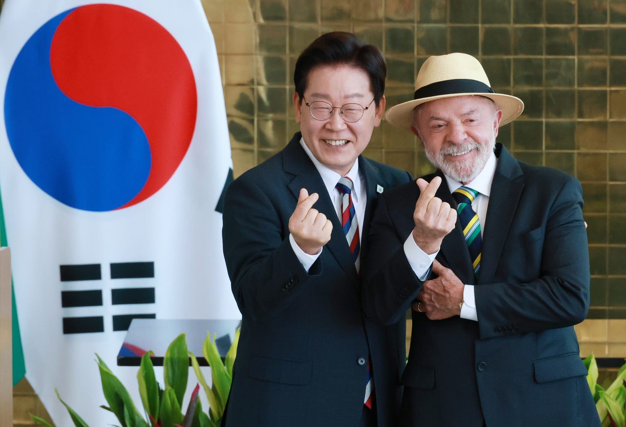 이재명 대통령과 루이스 이나시우 룰라 다시우바 브라질 대통령이 27일(현지시간) 브라질리아 대통령관저에서 공동언론발표를 마친 뒤 취재진을 향해 손가락 하트를 만들어보이고 있다. [연합]