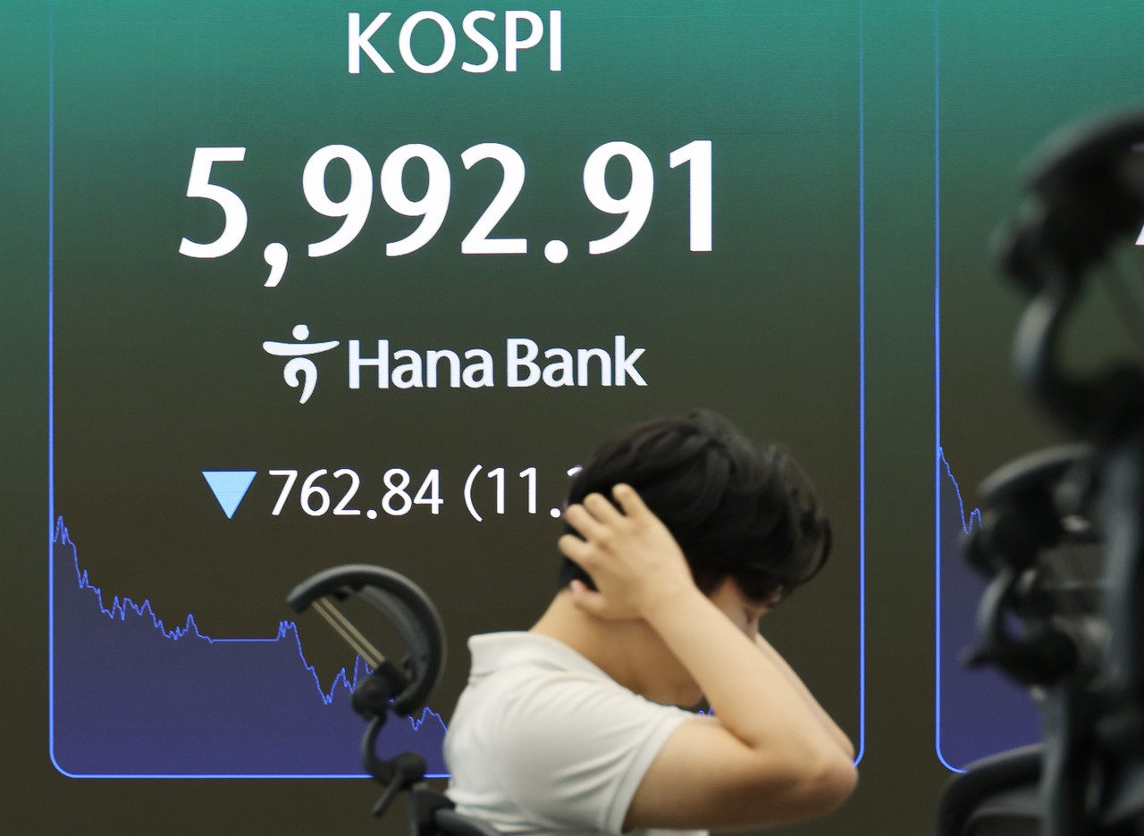 An electronic board at a Hana Bank dealing room in Seoul shows the Kospi at an intraday low of 5,992.91, down 11 percent, Tuesday. (Yonhap)