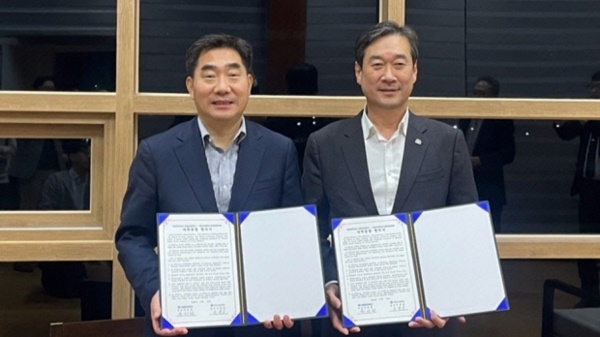 대학 통합 양해각서를 체결한 이병운 순천대 총장(왼쪽)과 송하철 목포대 총장.