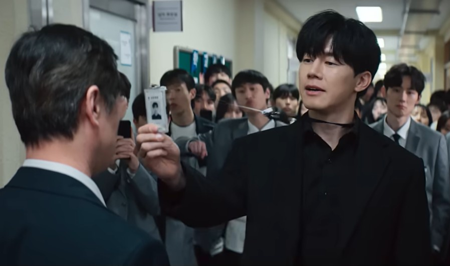 Na Hwa-jin, played by  Kim Moo-yul, introduces himself as a Teachers' Rights Protection Bureau official in the first episode of Netflix's "Teach You a Lesson." (Netflix Korea)