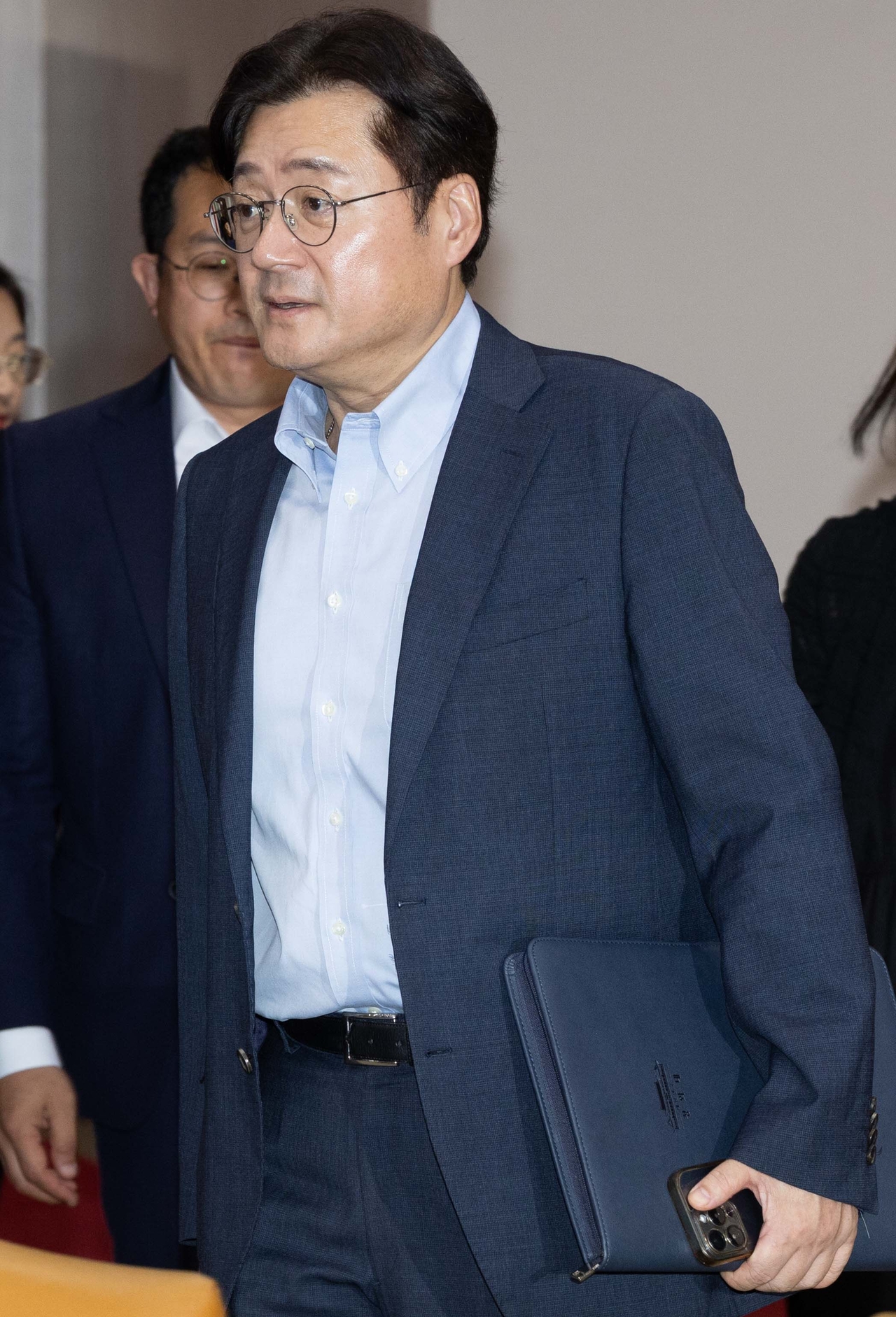 홍익표 청와대 정무수석이 지난 9일 오전 서울 종로구 정부서울청사에서 열린 제11회 국가정책조정회의에 참석하고 있다. 윤창빈 기자