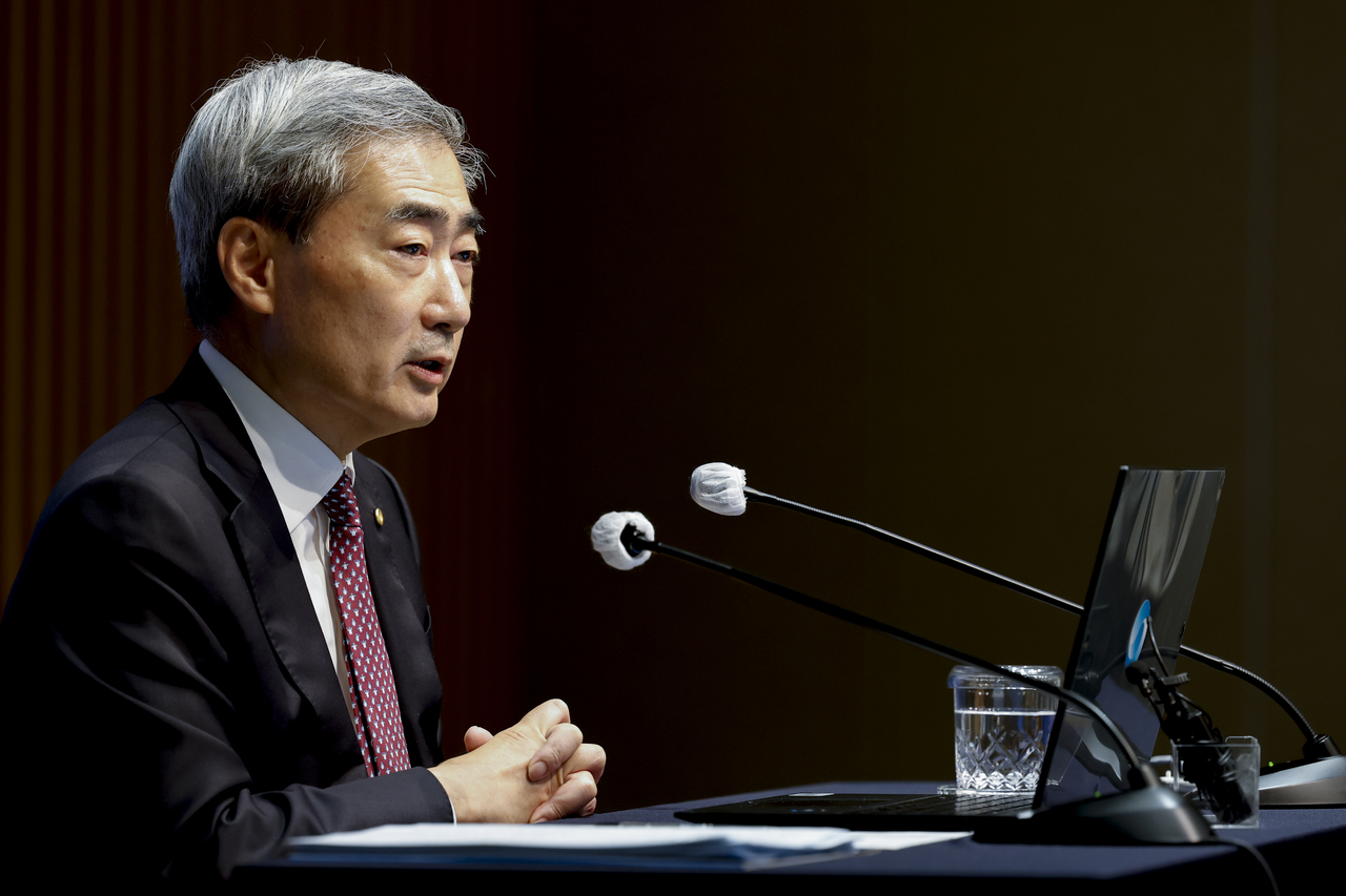 Bank of Korea Gov. Shin Hyun-song speaks at a press conference following the Monetary Policy Board's policy rate decision at the Bank of Korea headquarters in Jung-gu, Seoul, on Wednesday morning. (Lim Se-jun)