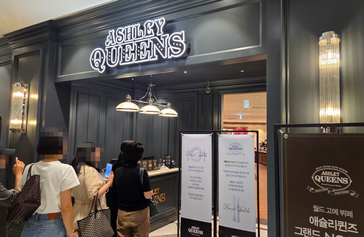 Customers wait to enter the Ashley Queens Grand NC Songpa store. [Herald DB]