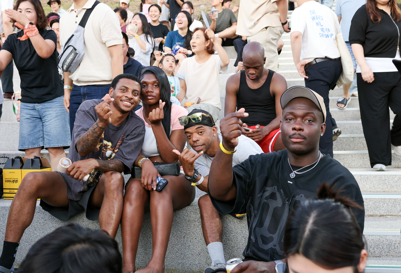 People enjoy a local festival in Chilgok, North Gyeongsang Province, July 12. (Newsis)