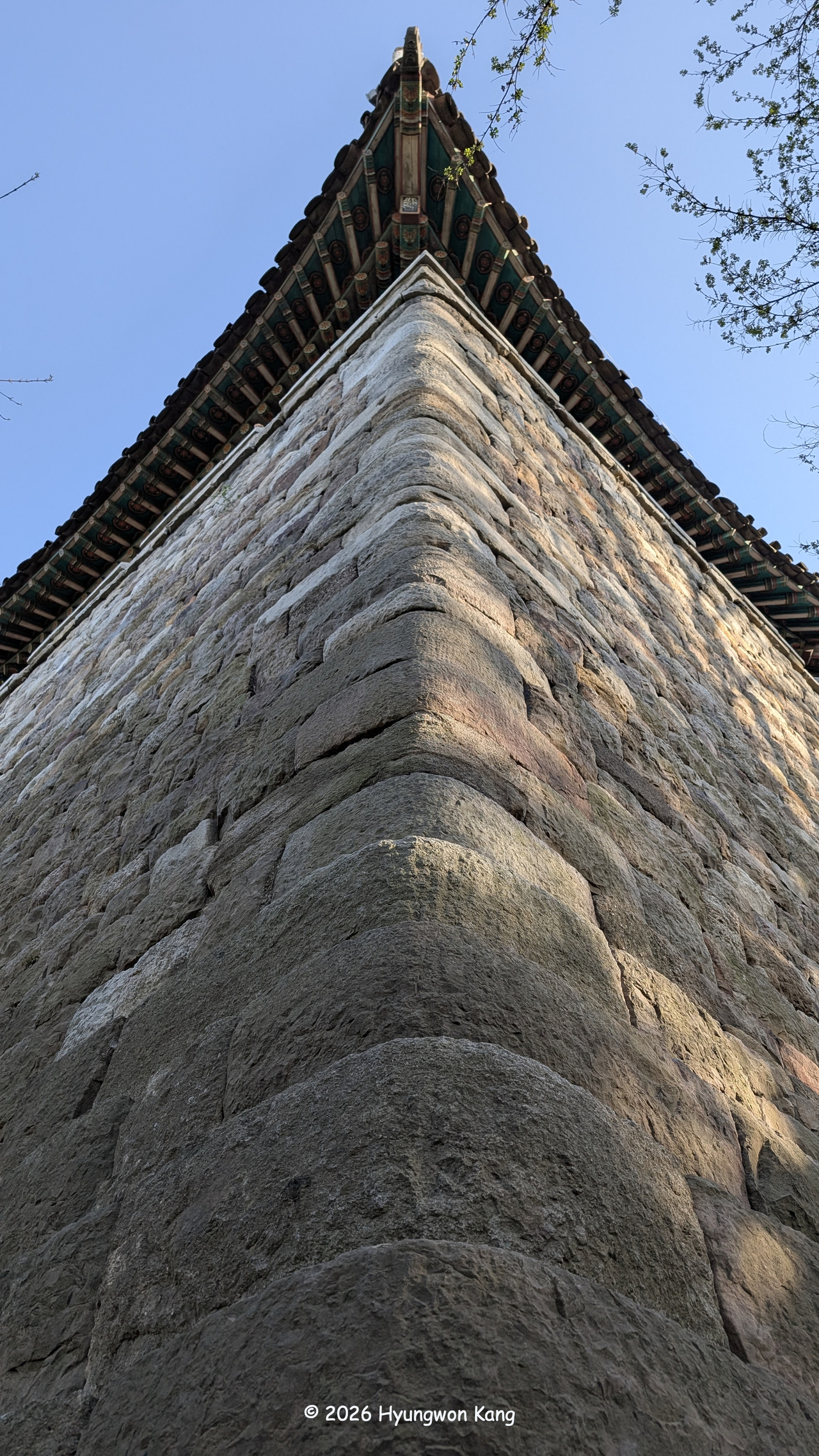 Exquisite rounded corner masonry of the stone fortification beneath Ulmil Pavilion, a sixth-century structure designated as National Treasure No. 19, at the northern end of the 16-kilometer-long Pyongyang Fortress enclosing central Pyongyang between two rivers. (Hyungwon Kang)