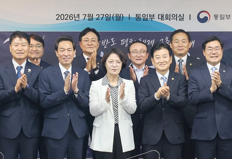 정동영통일부장관(오른쪽 두번째), 추미애 경기도지사(가운데), 우상호 강원도지사(왼쪽 두번째) 등이 접경지 평화회의를 마친 뒤 박수치고 있다.