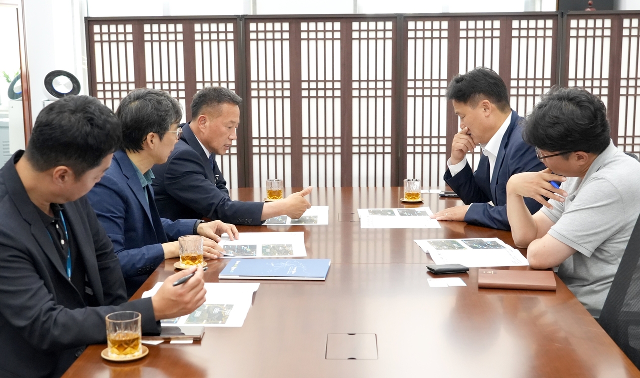 김왕규 양구군수(왼쪽 세번째)가 27일 김영진 국회 행안위원장과 접경지 평화 정책에 대해 논의하고 있다.