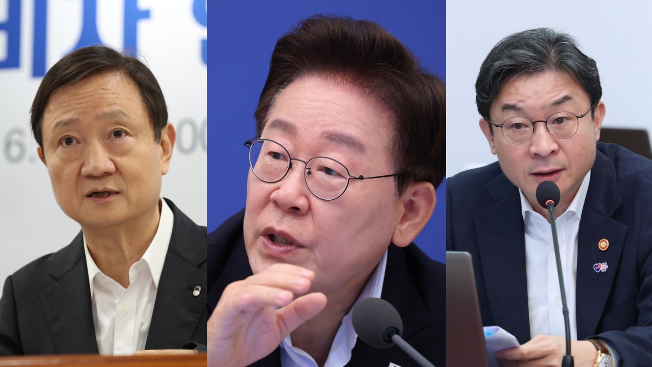 From left: Financial Supervisory Service Gov. Lee Chan-jin, President Lee Jae Myung and Financial services Commission Chair Lee Eog-weon (Yonhap)