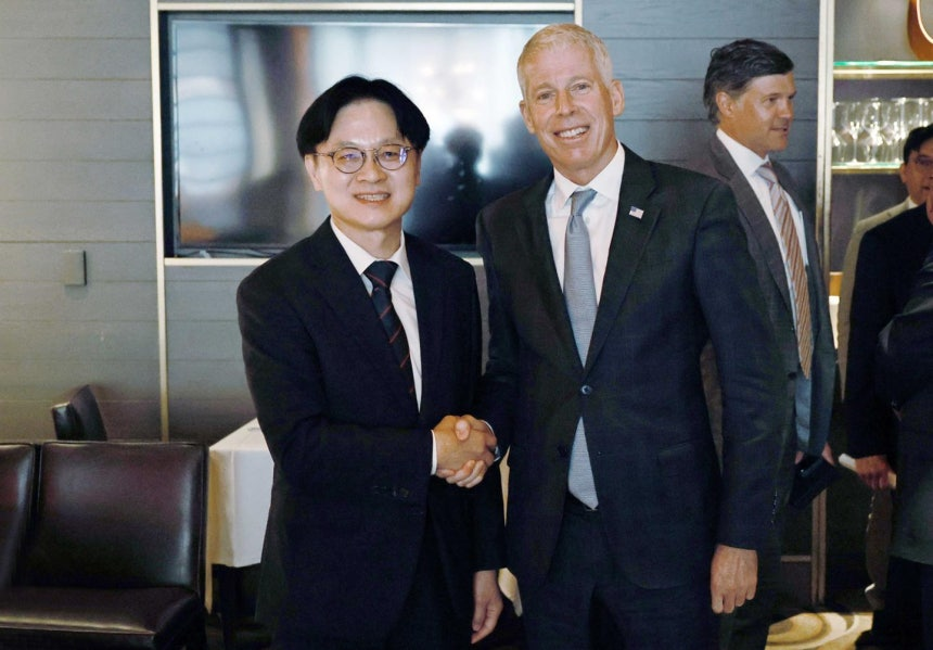 South Korea's Industry Minister Kim Jung-kwan (left) meets with US Energy Secretary Chris Wright in Washington on Friday to discuss bilateral energy cooperation and other key issues. (Ministry of Trade, Industry and Resources)