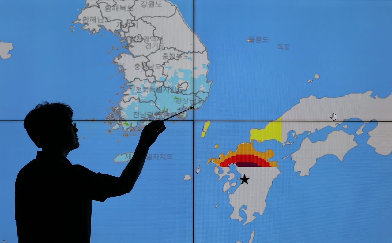 A monitor at the Korea Meteorological Administration in Seoul displays earthquake information, including instrumental intensity readings, on Tuesday after a magnitude 7.1 earthquake struck Kumamoto in Japan's Kyushu region and tremors were felt in parts of South Korea. (Yonhap)