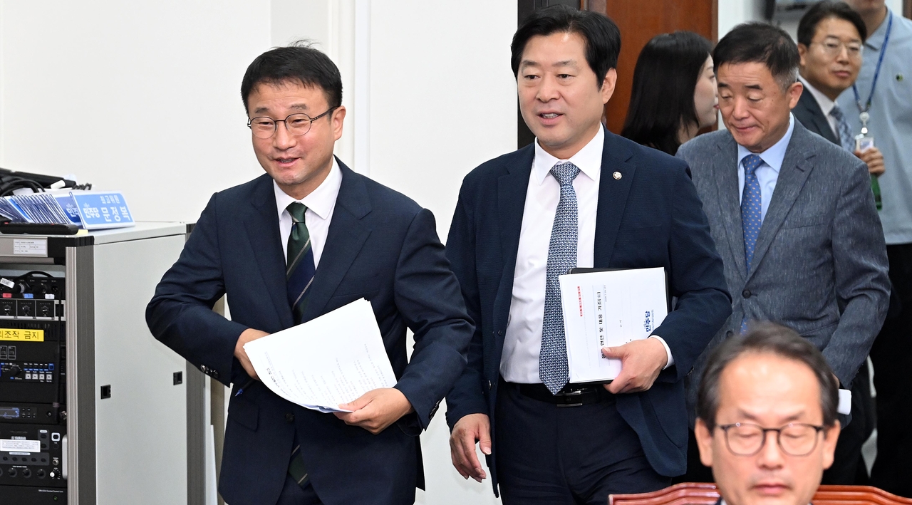 한병도(왼쪽) 더불어민주당 대표 직무대행 겸 원내대표가 29일 오전 서울 여의도 국회에서 열린 최고위원회의에 참석하고 있다. 이상섭 기자