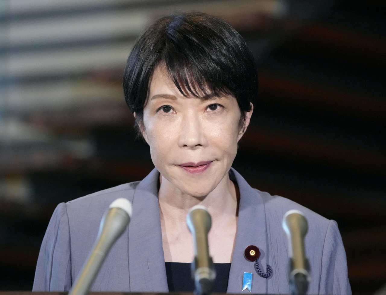 지난 28일 일본 남부 구마모토현에서 잠정 규모 7.1의 지진이 발생한 후 다카이치 사나에 일본 총리가 도쿄 총리 관저에서 취재진에게 발언하고 있다. [로이터]