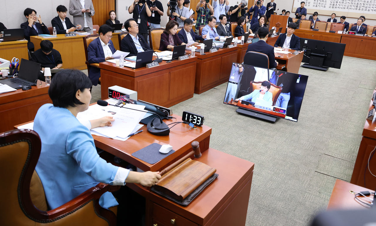 서영교 국회 법제사법위원장이 29일 국회에서 열린 법사위 전체회의에서 형사소송법 개정안의 안건조정위원회 회부를 의결한 뒤 의사봉을 두드리며 정회를 선포하고 있다. [연합]
