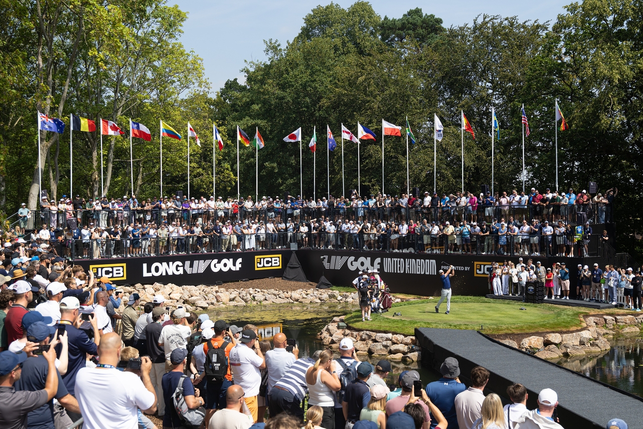 The gallery watches Bryson DeChambeautee tee off during the 2nd round of LIV Golf United Kingdom, in Rocester, England, Friday.   (AP-Yonhap)