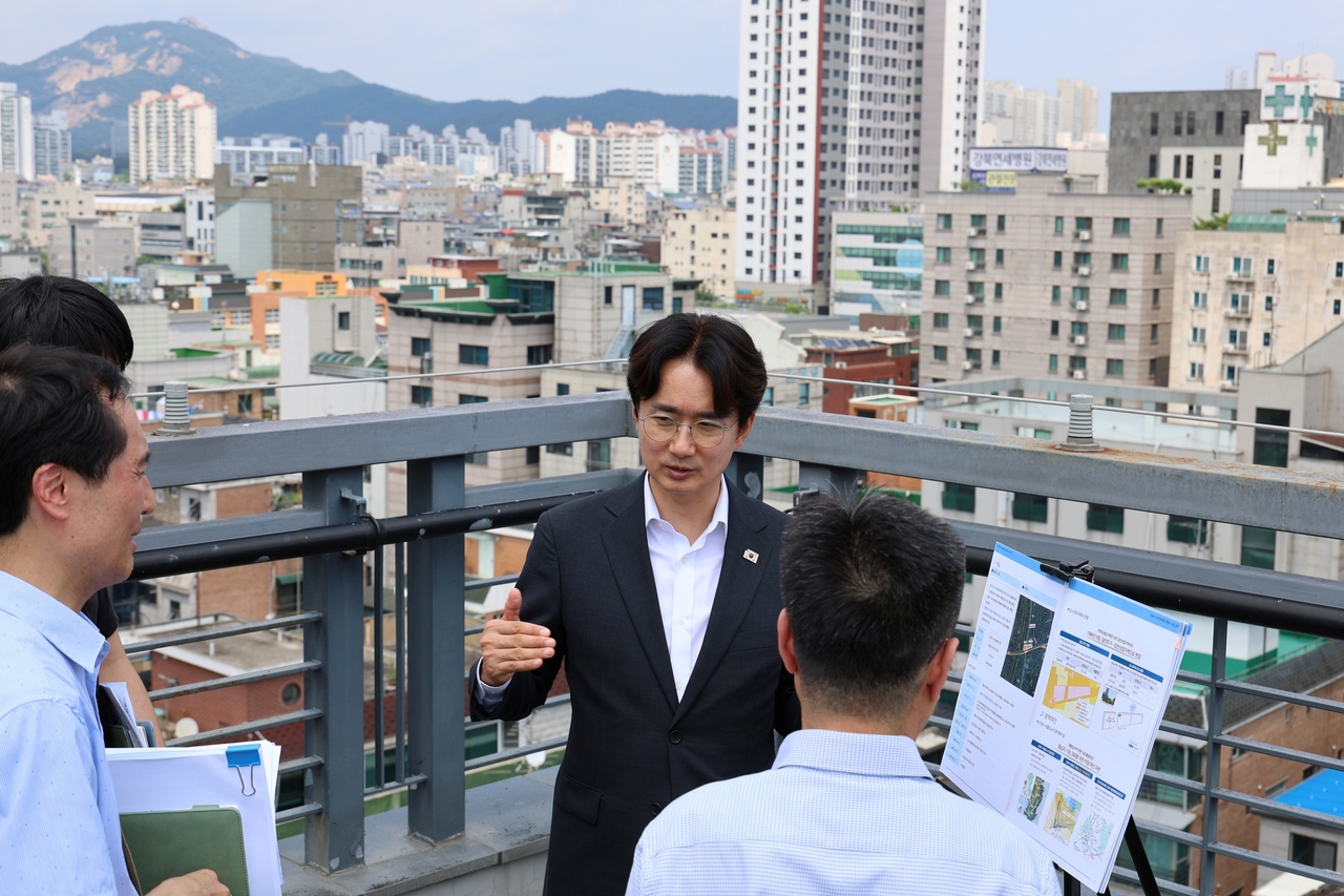 서준오 서울 노원구청장이 태릉입구역 일대를 방문해 현장을 둘러보고 있다.  [노원구 제공]