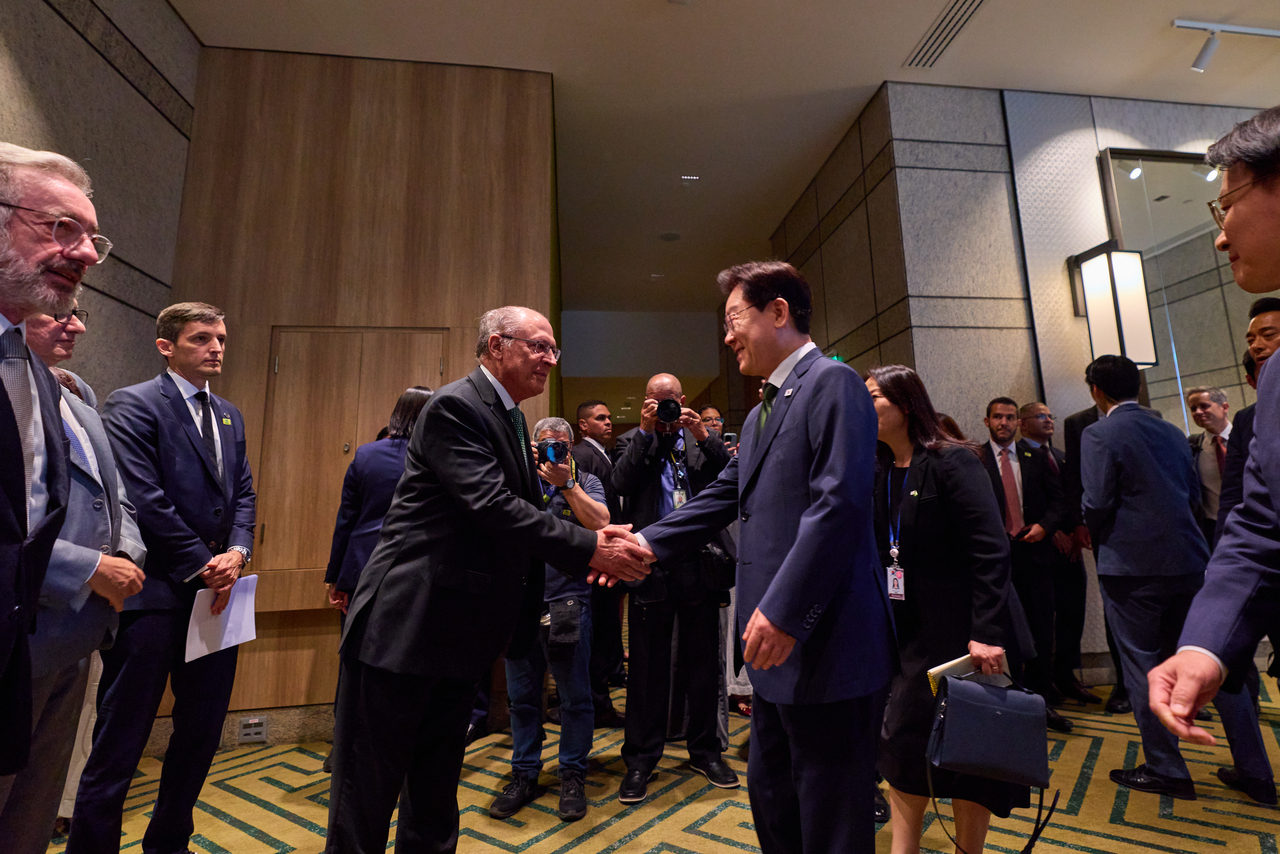 President Lee Jae Myung shakes hands with Brazilian Vice President Geraldo Alckmin at a Korea-Brazil business roundtable at a hotel in Sao Paulo on Tuesday. (Pool Photo via Yonhap)