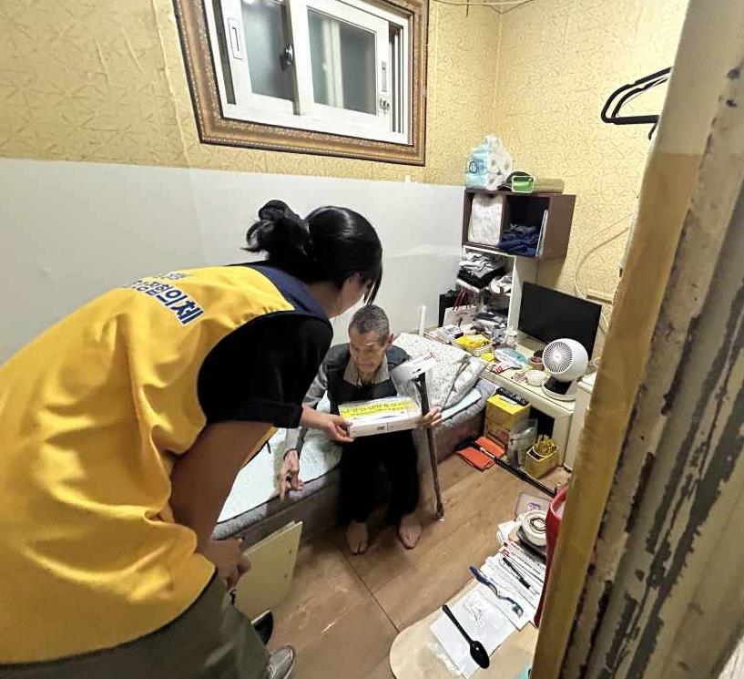 서울 용산구 남영동 지역사회보장협의체 위원이 관내 복지 대상자 가정을 방문해 돌봄 활동을 펼치고 있다. [용산구 제공]