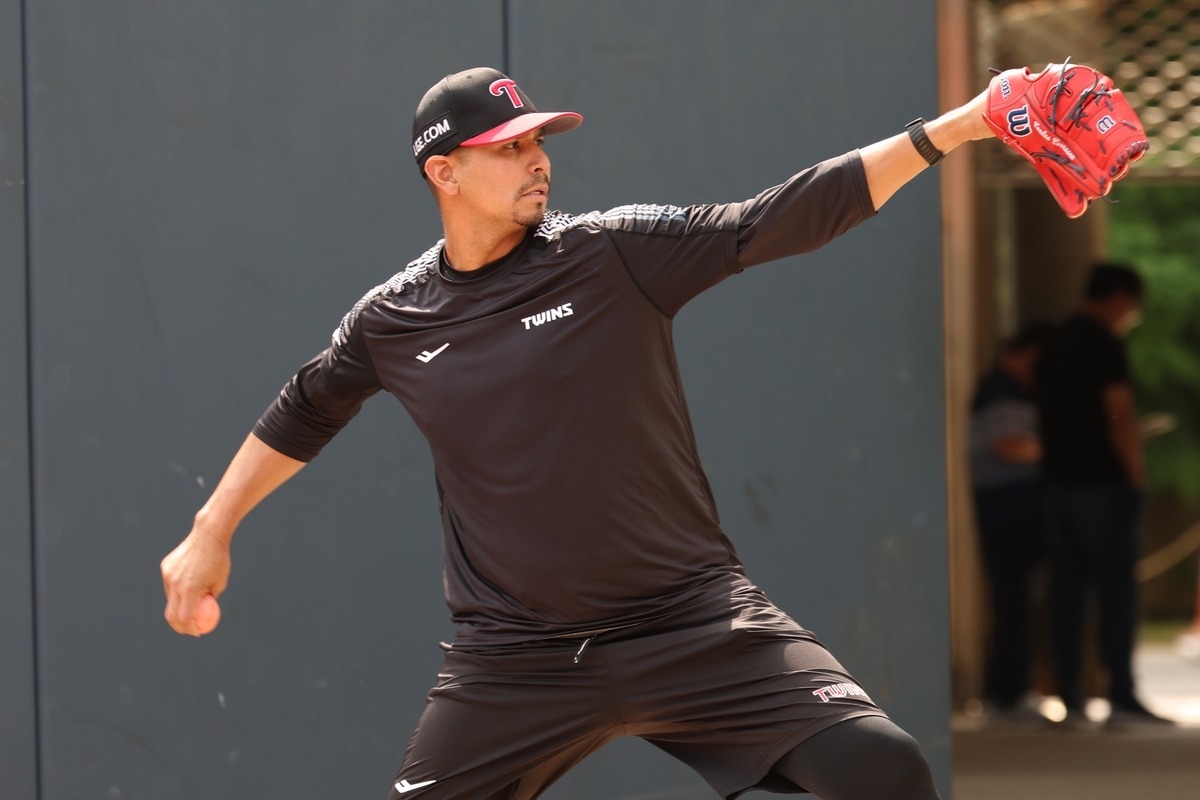 New LG Twins pitcher Carlos Carrasco plays catch at Jamsil Baseball Stadium in Seoul on Tuesday. (LG Twins)