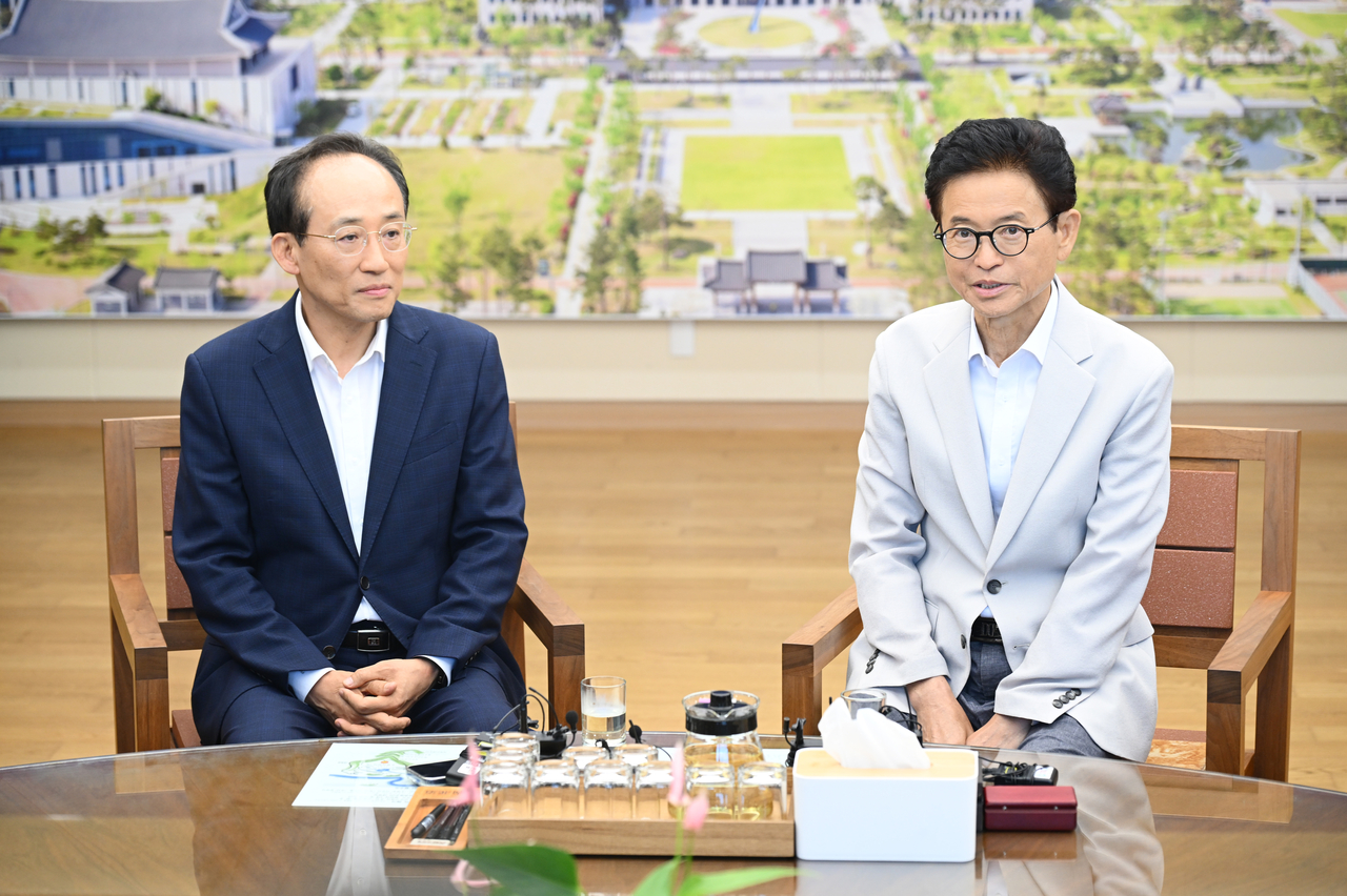 추경호 대구시장(왼쪽)과 이철우 경북지사가 29일 오후 경북도청에서 첫 공식 면담을 하고 있다.[경북도 제공]