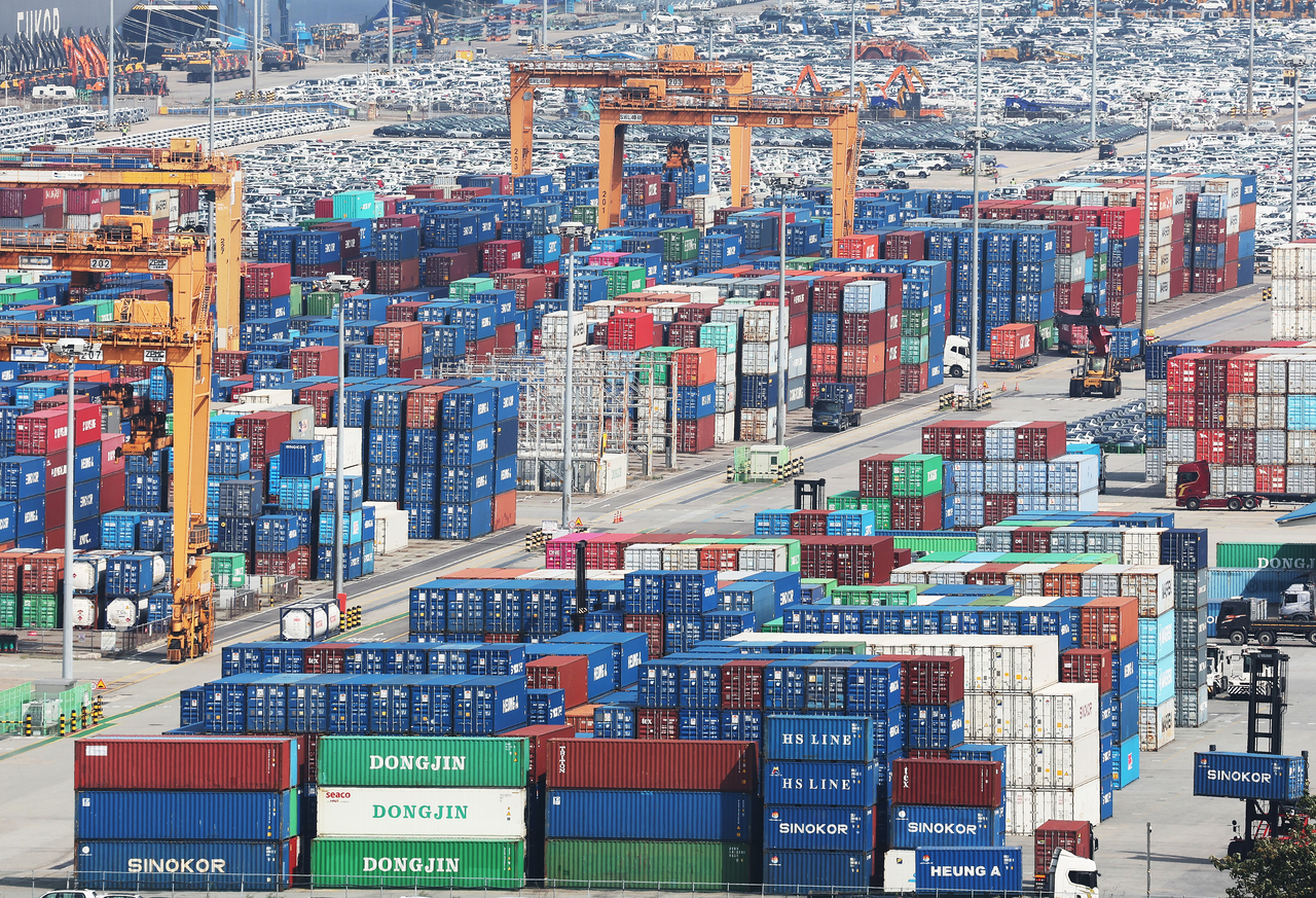 Containers are stacked at a port in the western coastal city of Pyeongtaek, some 60 kilometers south of Seoul, in this file photo from Friday. (Yonhap)