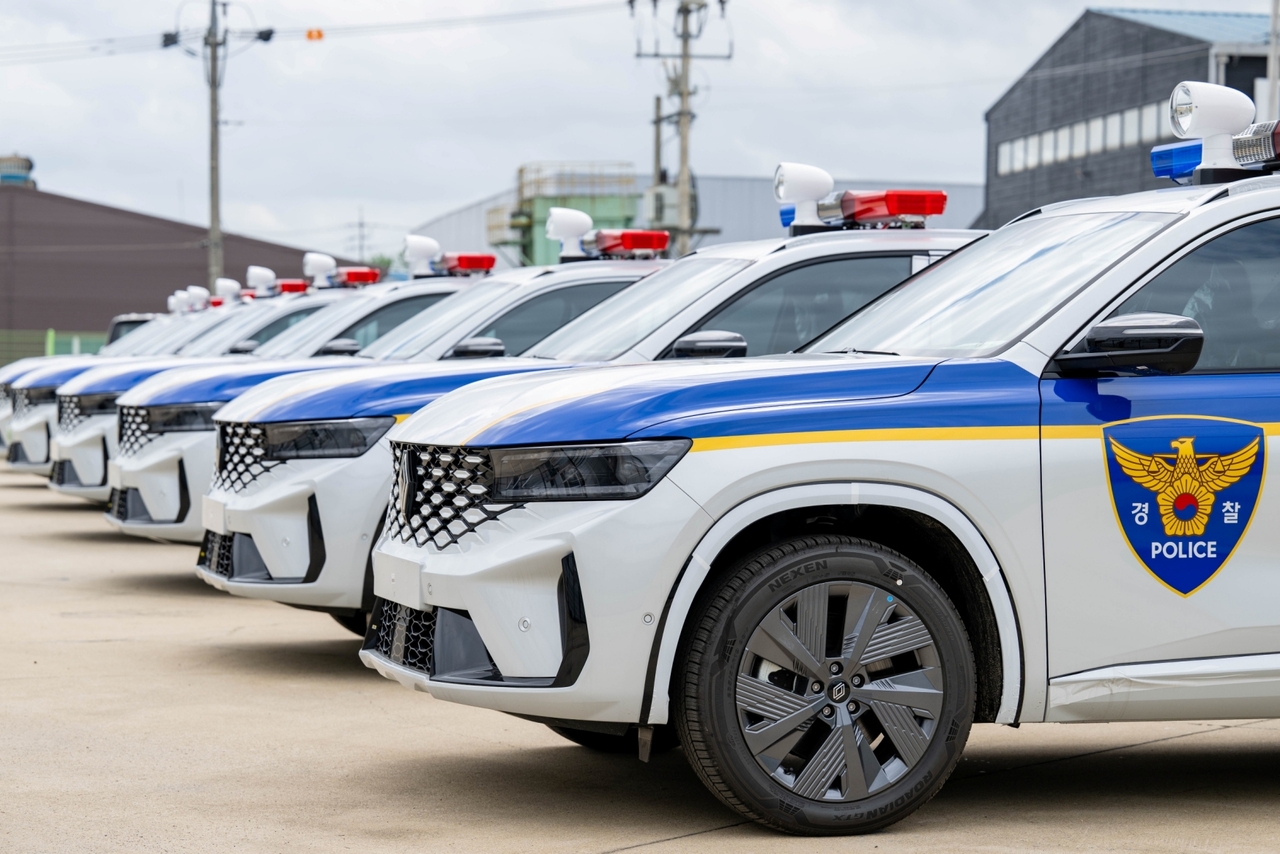 Renault Korea’s Grand Koleos Gasoline 2.0 Turbo 4WD patrol vehicles are lined up before deployment to police stations nationwide. (Renault Korea)