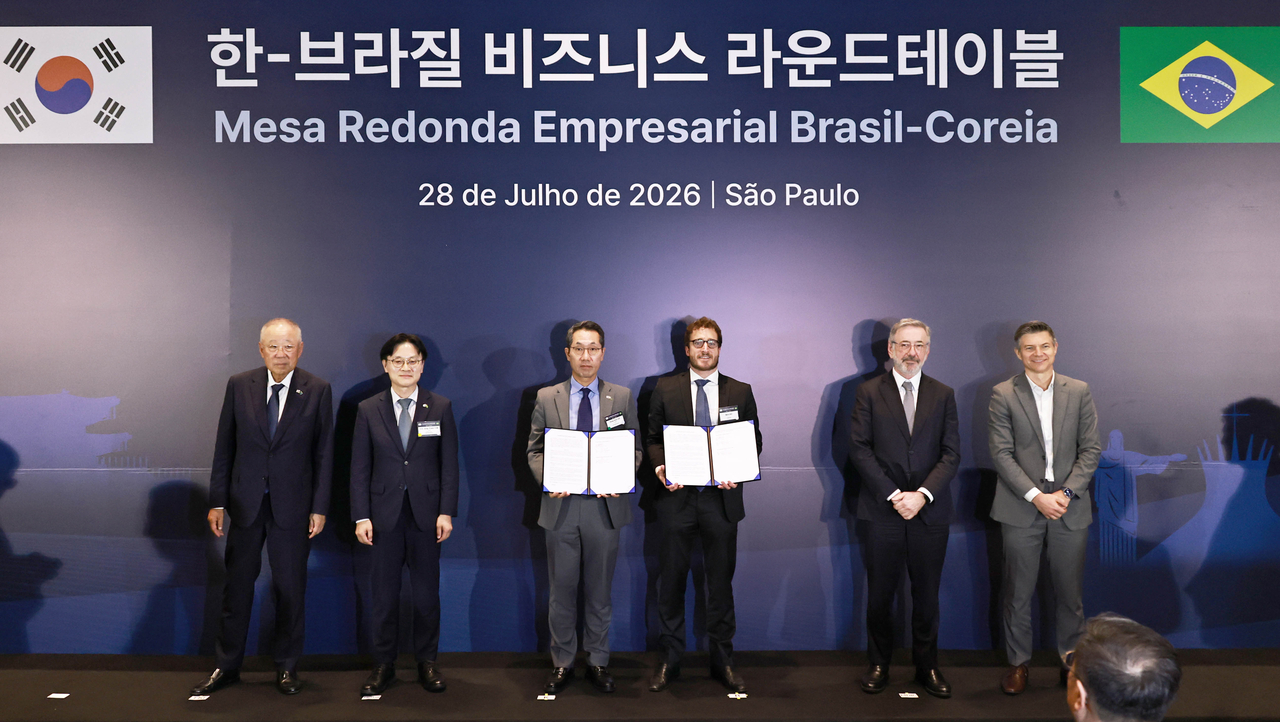 From left: Ryu Jin, chairman the Federation of Korean Industries; Kim Jung-kwan, Korean minister of trade, industry and resources; Lee Dong-hoon, CEO of SK Biopharmaceuticals; Marco Billi, CEO of Eurofarma; Marcio Elias Rosa, Brazilian minister of development, industry, trade and services; and Laudemir Andre Muller, president of ApexBrasil, pose for a photo at a business roundtable between Korea and Brazil in San Paulo on Tuesday. (SK Biopharmaceuticals)