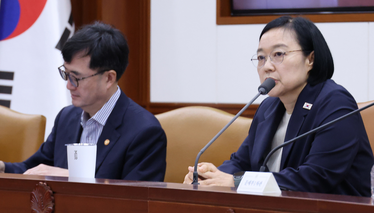 Prime Minister Han Seong-sook (R) speaks during an emergency economic meeting at the government complex in Seoul on Wednesday. (Yonhap)