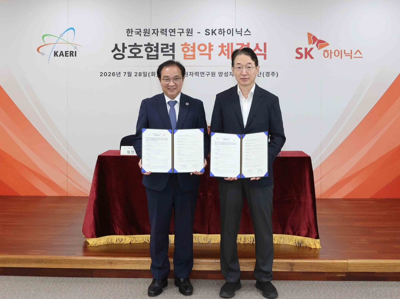 임인철(왼쪽) 한국원자력연구원 원장 직무대행과 송준호 SK하이닉스 부사장이 업무협약을 체결하고 있다.[한국원자력연구원 제공]