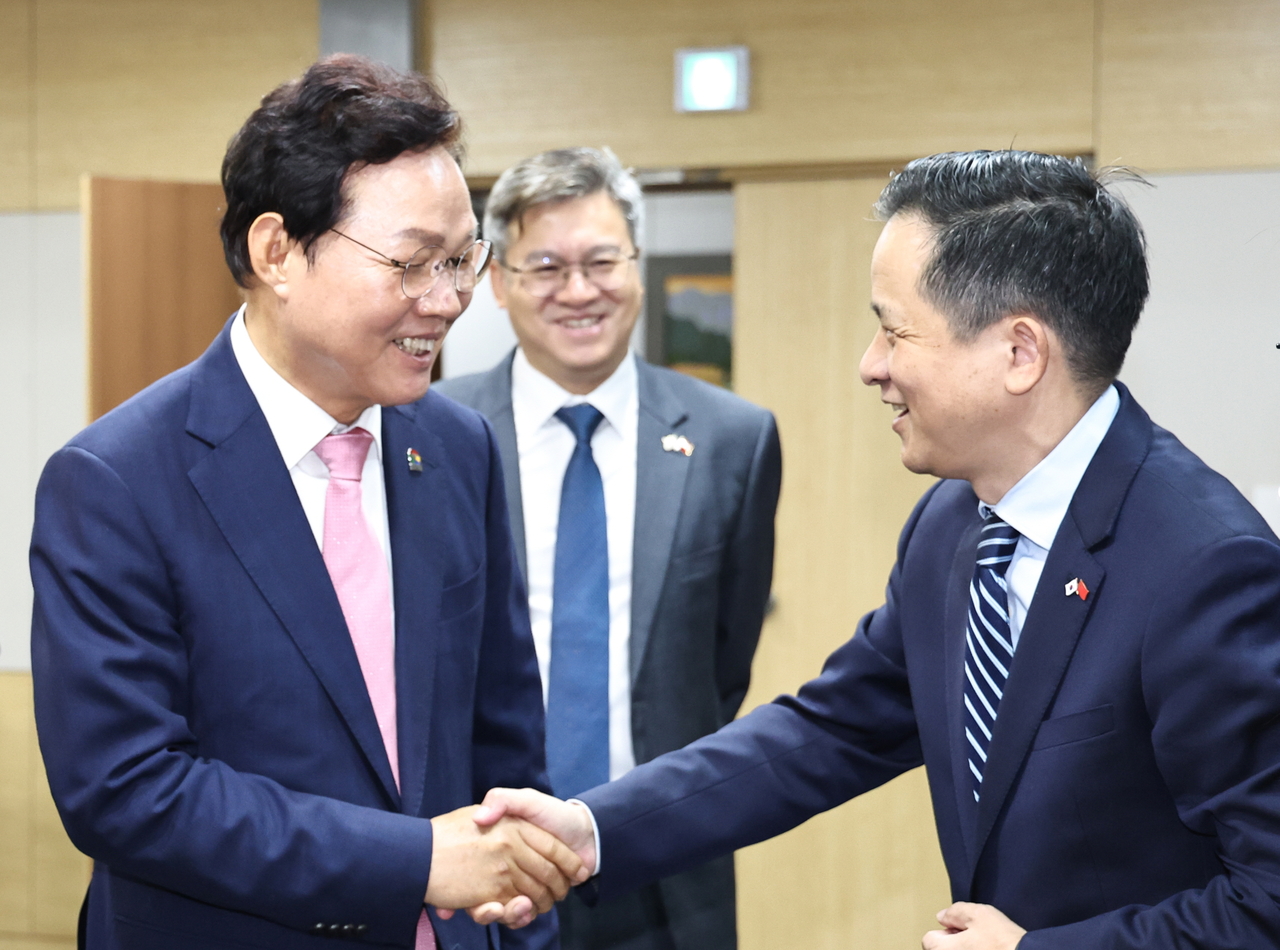 박완수(왼쪽) 경남도지사가 29일 도청에서 다이빙 주한중국대사를 만나 인사를 나누고 있다. [경남도 제공]