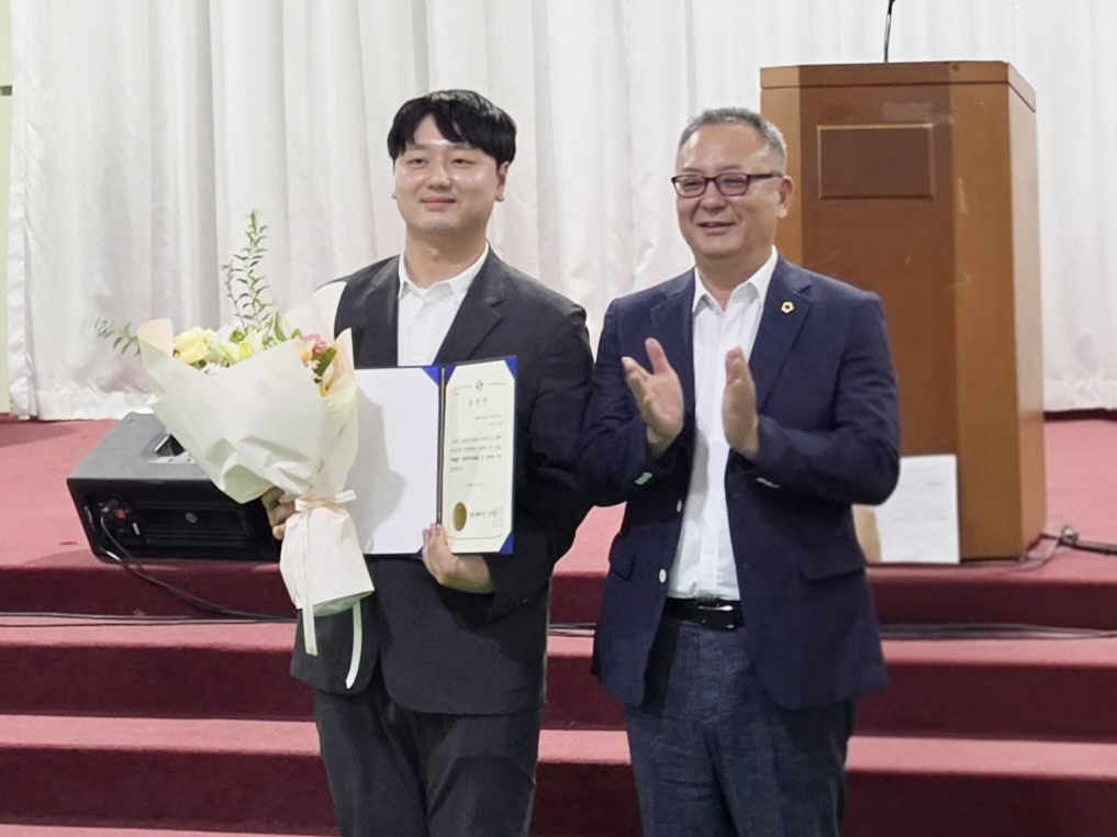 BNK경남은행 정한욱(왼쪽) 계장이 ‘창원특례시장 표창’을 받고 기념 촬영을 하고 있다. [BNK경남은행]