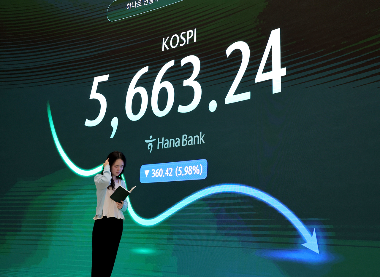 An electronic board showing the Korea Composite Stock Price Index at a dealing room of the Hana Bank headquarters in Seoul on Wednesday. (Yonhap)