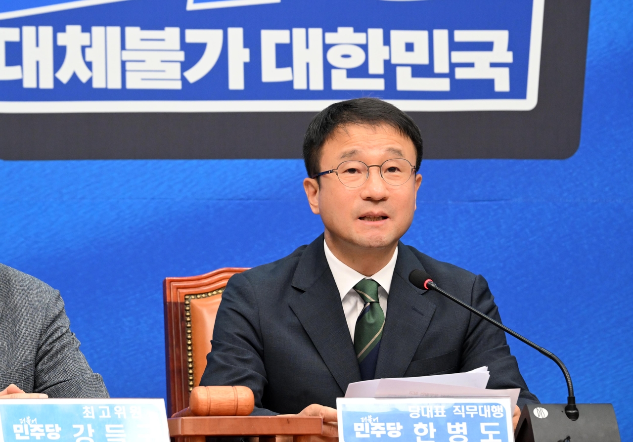 Han Byung-do, acting leader and floor leader of the Democratic Party of Korea, speaks at a Supreme Council meeting at the National Assembly on Wednesday. (Lee Sang-sub)