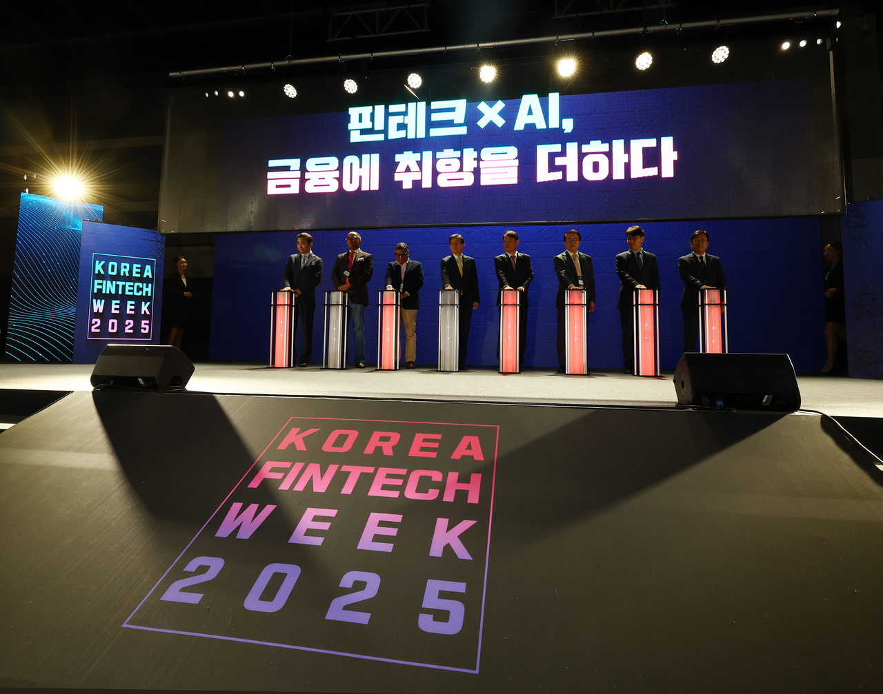 지난해 11월 서울 양재동 aT센터에서 열린 ‘코리아 핀테크 위크 2025’ 개막행사에서 이억원 금융위원장을 비롯한 내빈들이 퍼포먼스를 하고 있다. [뉴시스]