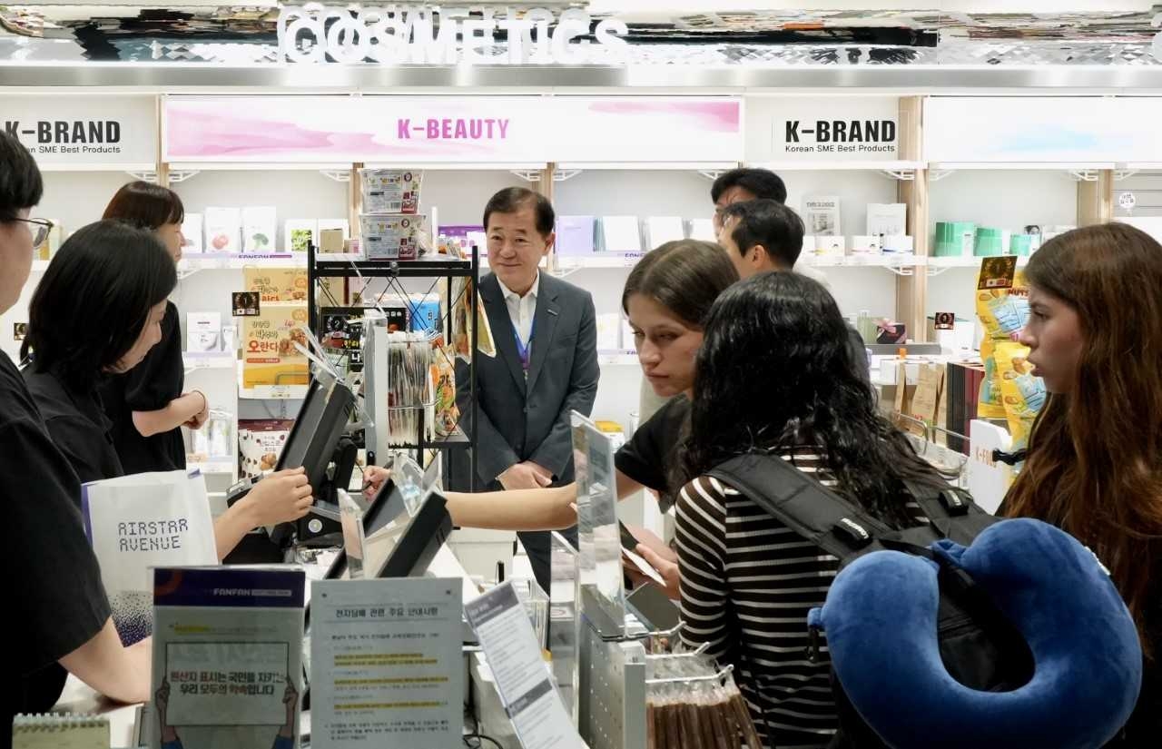이태식 한유원 대표가 29일 인천공항 제2터미널에 개소한 ‘판판듀프리’ 매장을 둘러보고 있다. [한유원]