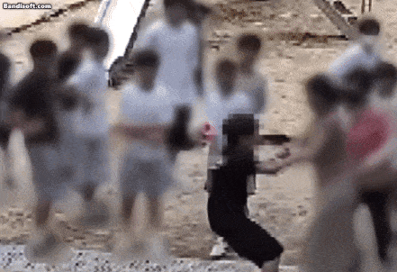 부산 한 초등학교에 무단침입한 학부모가 학생을 폭행하는 상황[JTBC ‘사건반장’]
