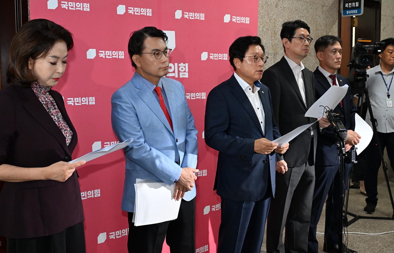 국민의힘 법사위 박형수 야당 간사와 위원들이 29일 오전 서울 여의도 국회에서 전날 밤 법안심사소위원회에서 형사소송법 개정안을 더불어민주당이 일방적으로 의결한 데 항의하며 규탄 기자회견을 하고 있다.   이상섭 기자