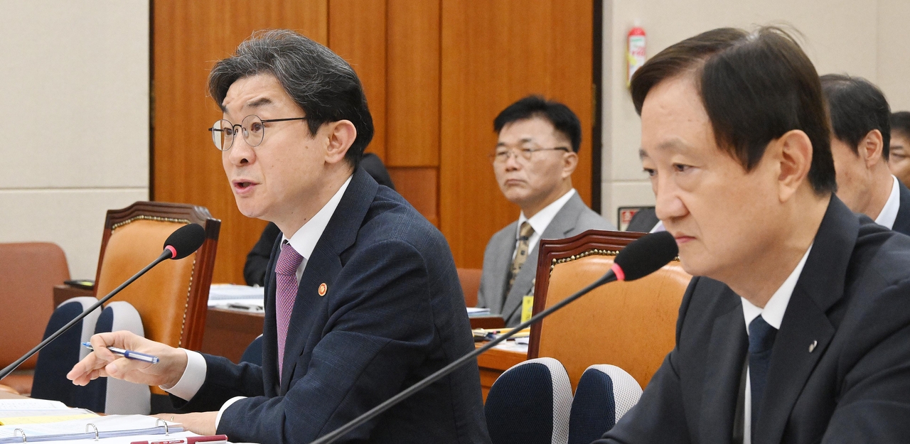 이억원 금융위원장이 29일 서울 여의도 국회에서 열린 정무위원회 전체회의에 출석해 현안질의에 답하고 있다. 이상섭 기자