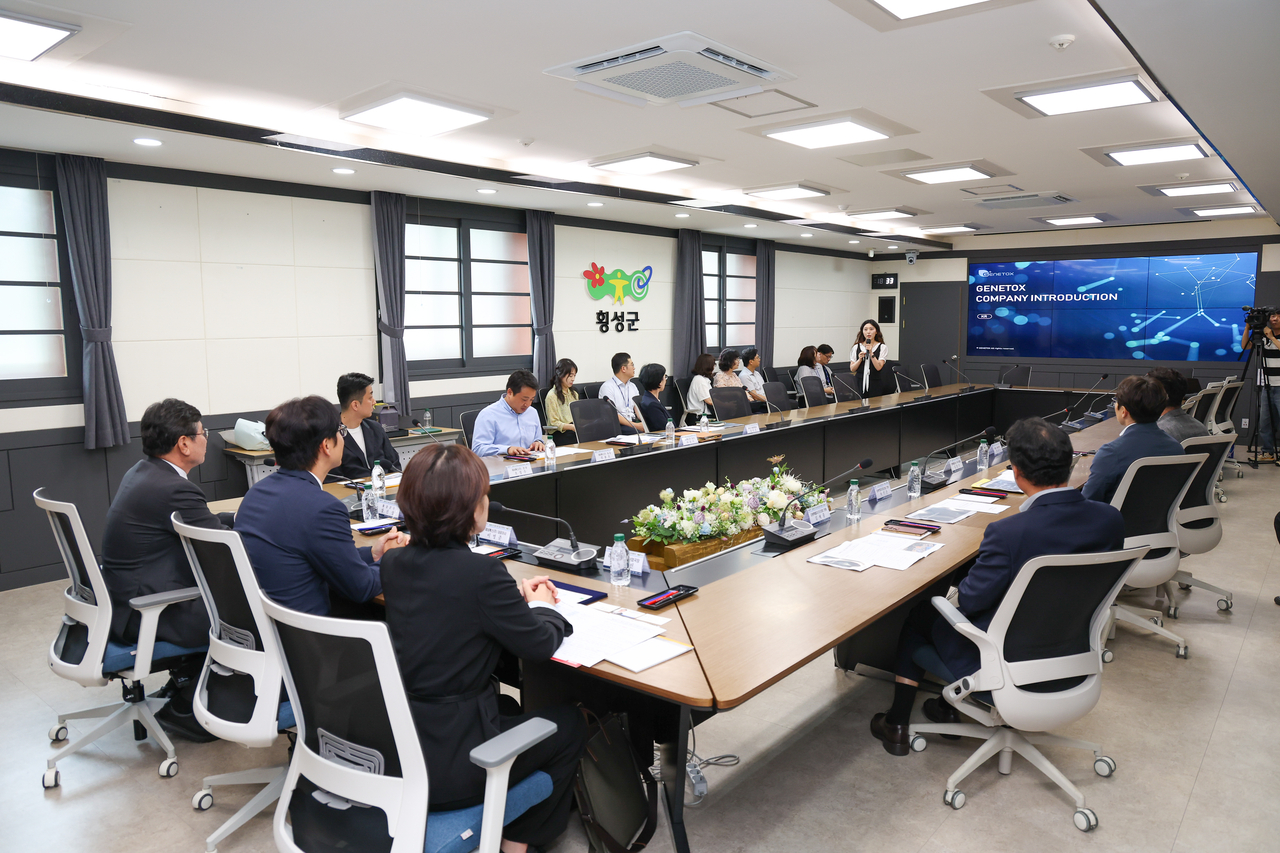 제네톡수(주) 횡성공장 증설 투자협약식에서 민관 산업경제주체들이 이 기업의 미래비전을 공유하고 있다.