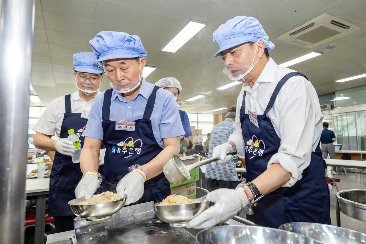 이날 행사에는 정일선 광주은행장을 비롯한 임직원과 대학생 홍보대사 등 30여명이 참여했다.