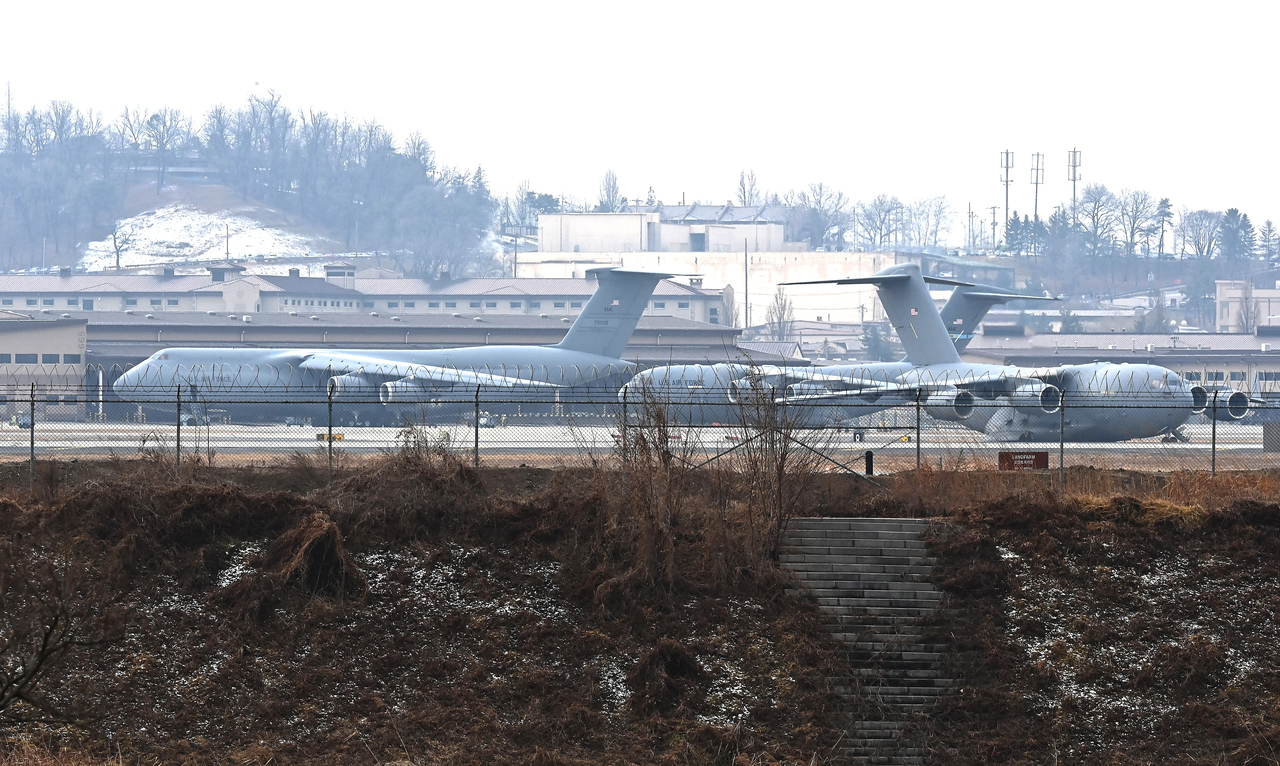지난 3월 경기 평택시 주한미군 오산공군기지에 C-5 와 C-17 등 대형 미군 수송기가 계류돼 있는 모습 [뉴시스]