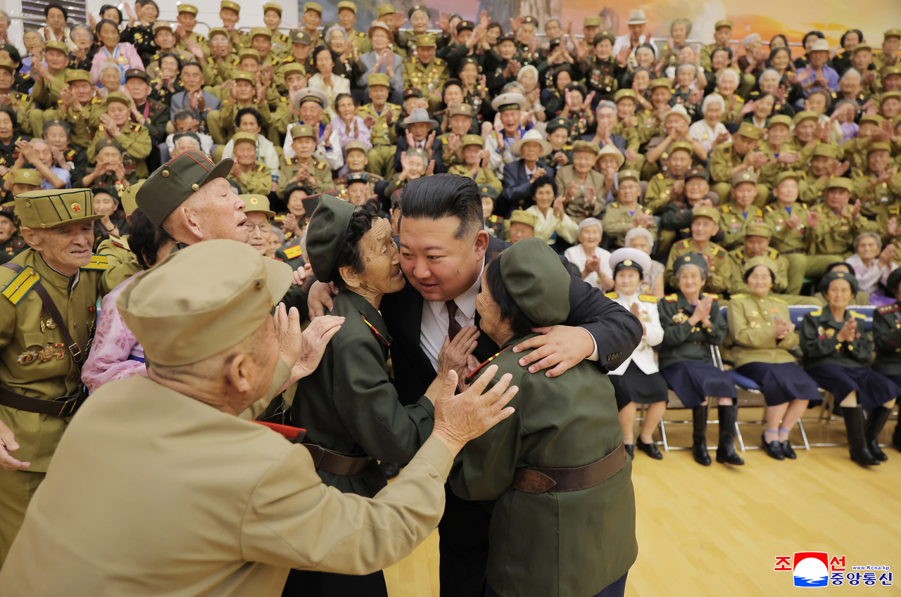 North Korean leader Kim Jong-un meets war veterans and individuals honored for their wartime service during an event marking the 73rd anniversary of the Korean War Armistice Agreement, commemorated in North Korea as "Victory Day," on July 28, in this photo released by the Korean Central News Agency on July 29. (Yonhap)