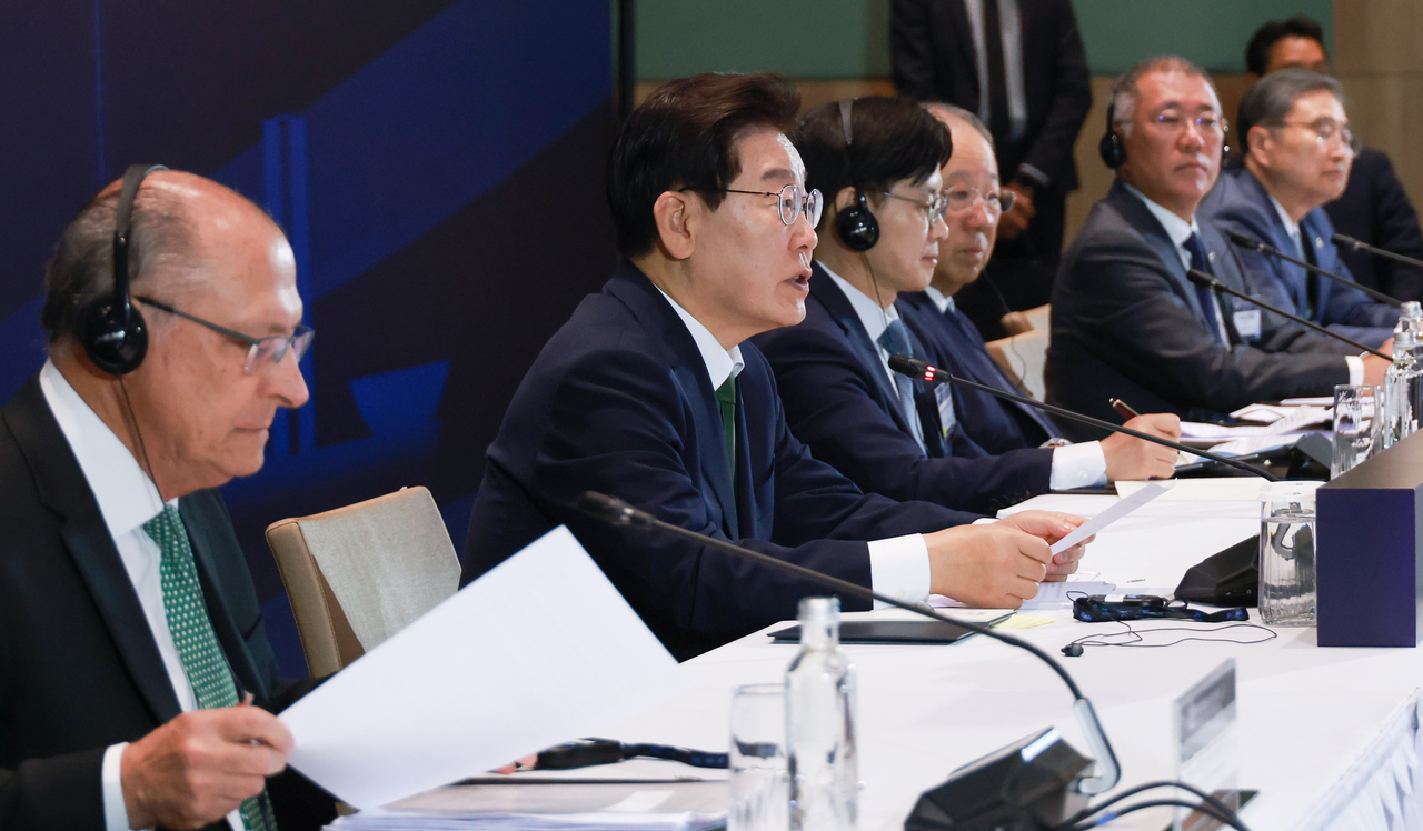 President Lee Jae Myung speaks at a Korea-Brazil business roundtable at a hotel in Sao Paulo on Tuesday. (Yonhap)